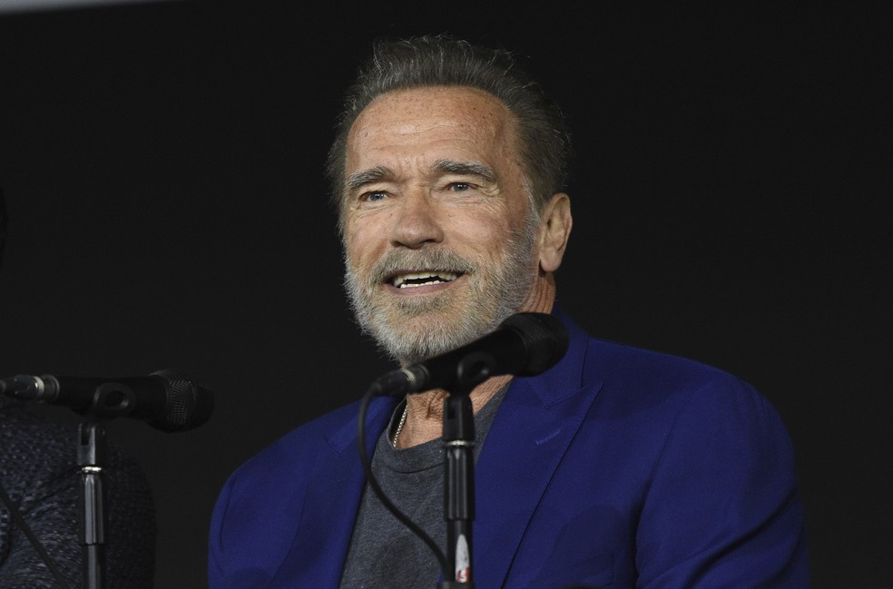 Arnold Schwarzenegger fala no painel do filme 'O Exterminador do Futuro: Destino Sombrio' na quinta (18), primeiro dia da Comic-Con San Diego — Foto: Chris Pizzello/AP