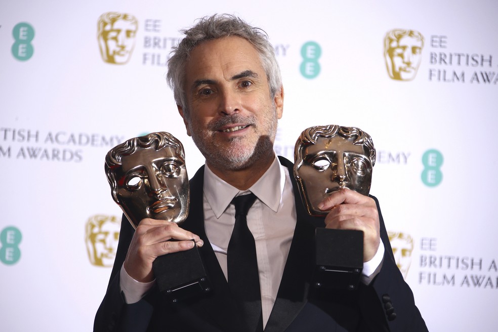 O diretor mexicano Alfonso Cuaron posa com os prÃ©mios Bafta de Melhor Filme e Melhor Diretor, por "Roma" â€” Foto: Joel C Ryan/Invision/AP