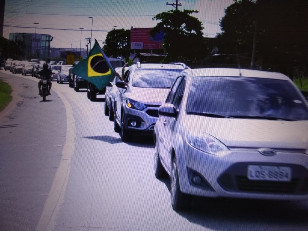 CAMPOS DOS GOYTACAZES, 13h: Carreata pela BR-101 reúne motoristas a favor do governo Bolsonaro neste domingo (26) — Foto: Paulo Veiga/Inter TV