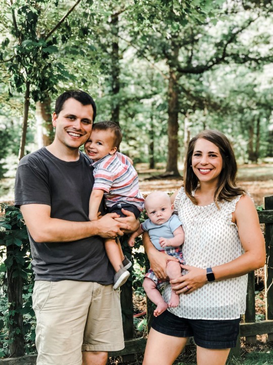 Chris e Sarah com Noah e Levi (Foto: Reprodução/Metro)