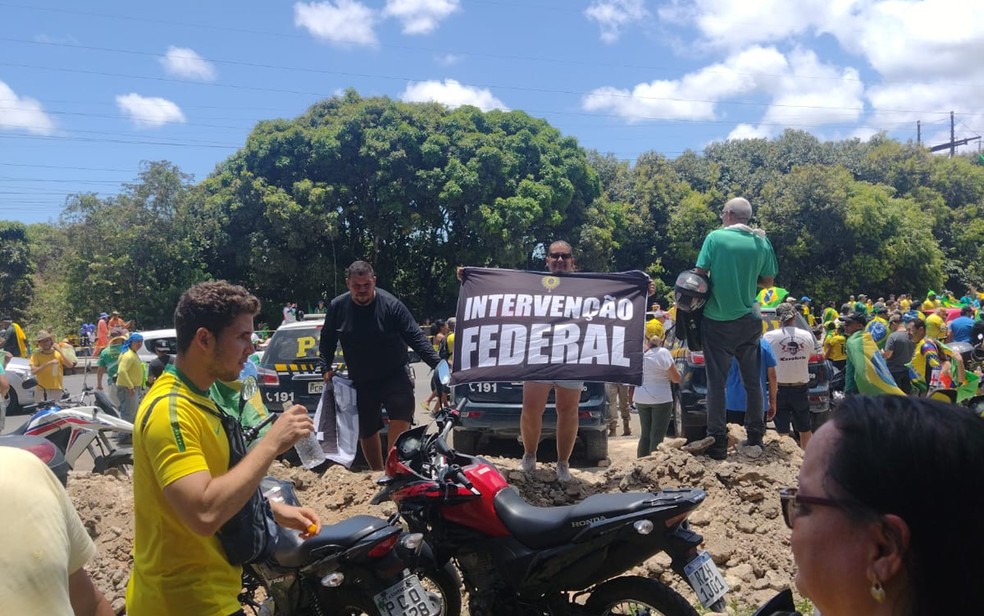 Bolsonaristas pedem 'intervenção federal' na BR-232, no Recife — Foto: Reprodução/WhatsApp