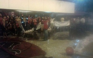 Torcedores do Fla protestam debaixo de chuva na porta da sede da Gávea