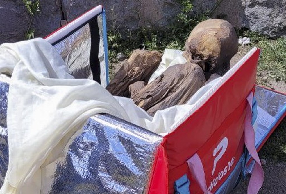 Detalhes da múmia encontrada dentro de mochila de entregador em Puno, no Peru, em 26 de fevereiro de 2023.  — Foto:  Puno TV via AFP