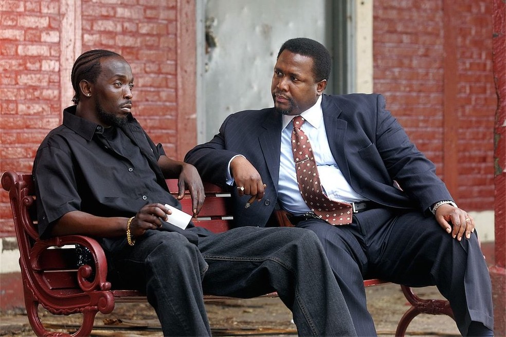 Michael K. Williams e William Bunk Moreland, como Omar e Bunk, em cena de 'The Wire' — Foto: Divulgação