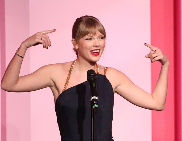Taylor Swift aceita prêmio de Mulher da Década da Billboard (Foto: Getty Images for Billboard)