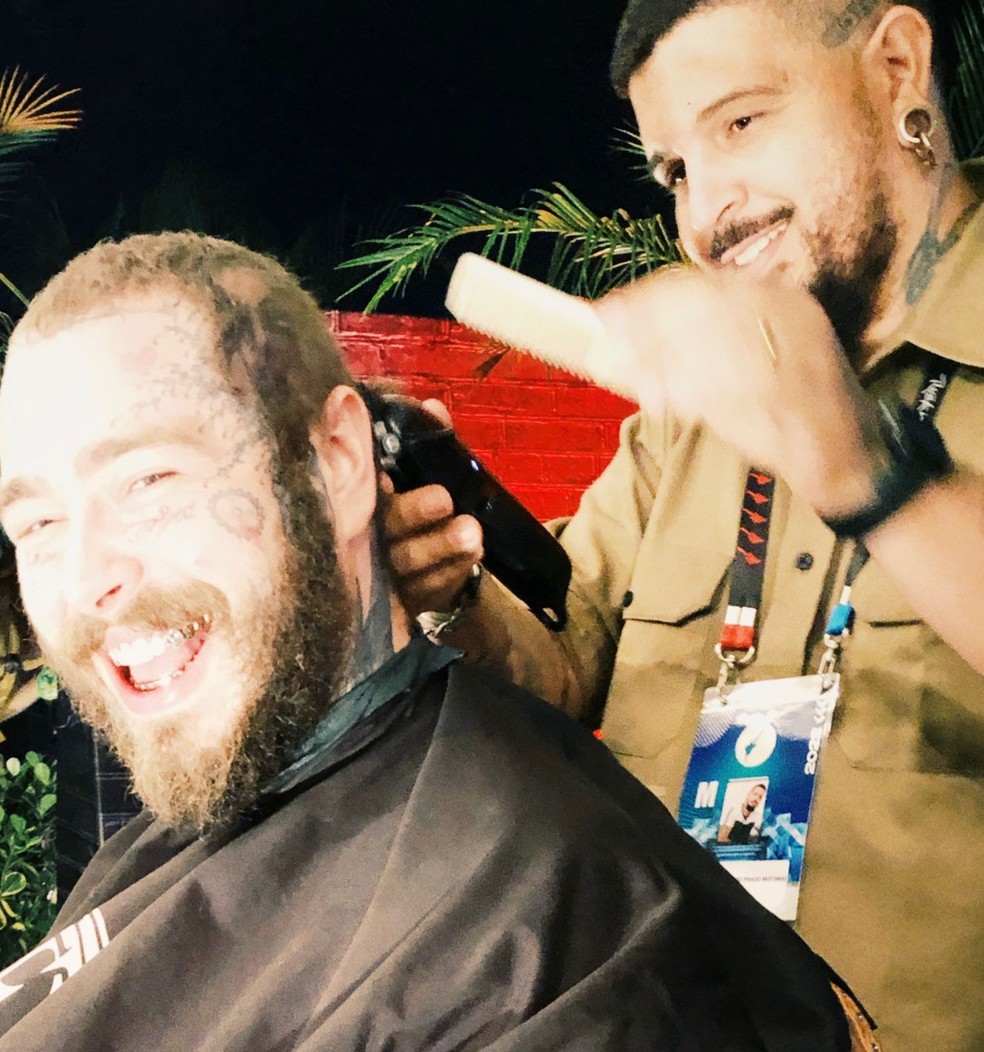 Baiano Barber enquanto cortava o cabelo de Post Malone, no dia 2 — Foto: Arquivo pessoal