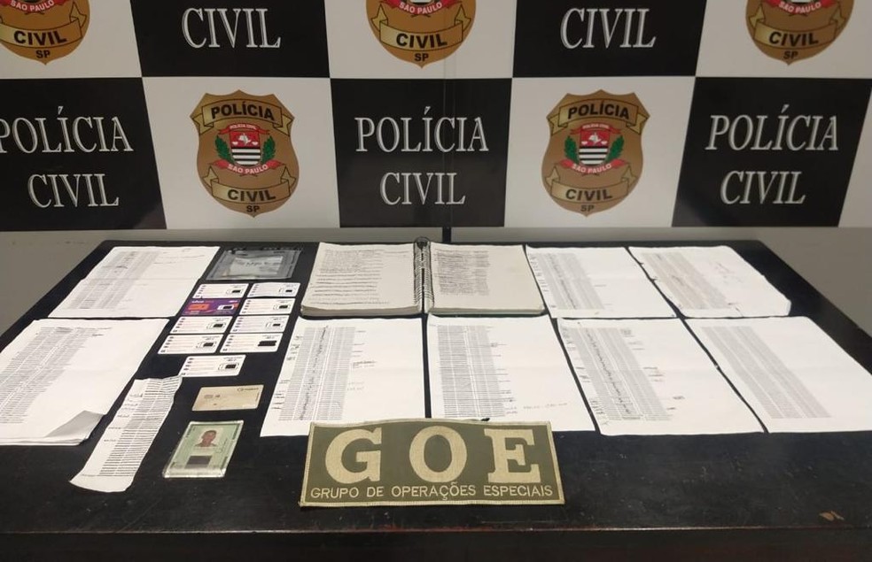 Centenas de CPFs e dados bancários estavam entre as anotações apreendidas pela Polícia Civil — Foto: Divulgação/Polícia Civil