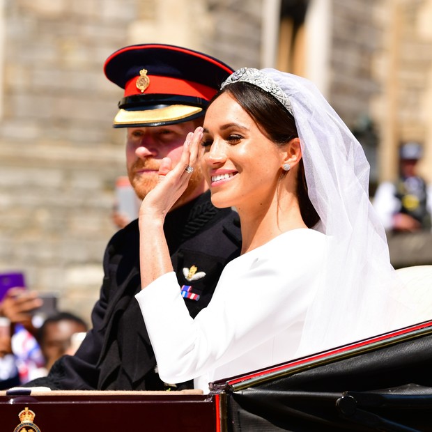 WINDSOR, ENGLAND - MAY 19:  Prince Harry, Duke of Sussex and Meghan, Duchess of Sussex leave Windsor Castle  in the Ascot Landau carriage during the procession after getting married at St George's Chapel, Windsor Castle on May 19, 2018 in Windsor, England (Foto: GC Images)