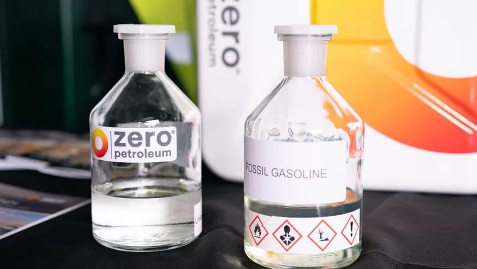 Garrafas com combustível sintético e tradicional — Foto: BBC/CORTESIA ZERO PETROLEUM
