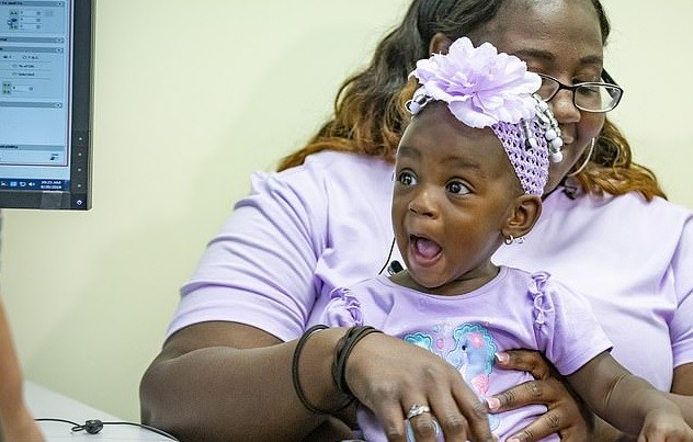 A pequena A'Deja arregala os olhos ao ouvir a voz da mãe pela primeira vez (Foto: Divulgação)