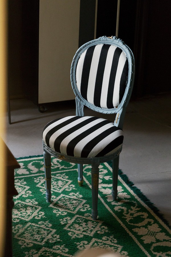Milão 2021: 17 artistas e designers criam releituras da cadeira Medallion, da Dior (Foto: Valentin Hennequin/Divulgação)