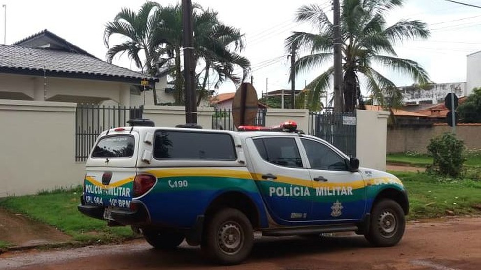 Quando a Polícia Militar chegou ao local, a vítima há estava sendo socorrida, em Rolim de Moura — Foto: Rondônia News/Reprodução