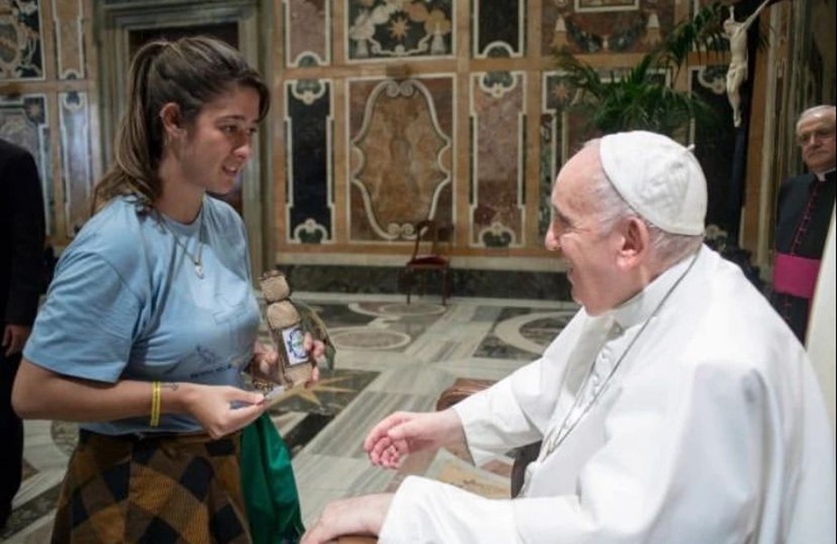 Cristina Chaim, 32 anos, católica e participante assídua do grupo Jovens de Nossa Senhora, entrega 'cachacinha' ao Papa