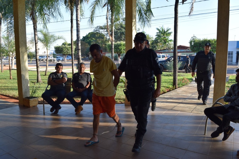 José Bonfim Alves Santana, de 45 anos, acusado do assassinato dos procuradores, chegou escoltado ao Fórum de Vila Rica — Foto: Tribunal de Justiça de Mato Grosso/Assessoria