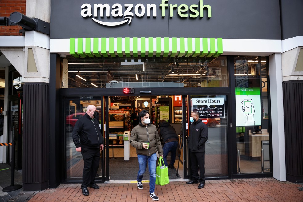 Cliente saindo do supermercado Amazon Fresh, o primeiro do Reino Unido, em 4 de março de 2021.  — Foto: REUTERS/Henry Nicholls