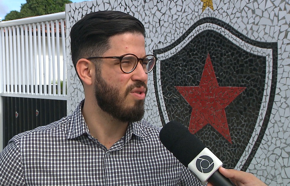 Diretor executivo do Botafogo-PB, Francisco Sales garantiu que a diretoria sÃ³ vai confirmar as contrataÃ§Ãµes quando os contratos estiverem assinados â Foto: ReproduÃ§Ã£o/TV Cabo Branco