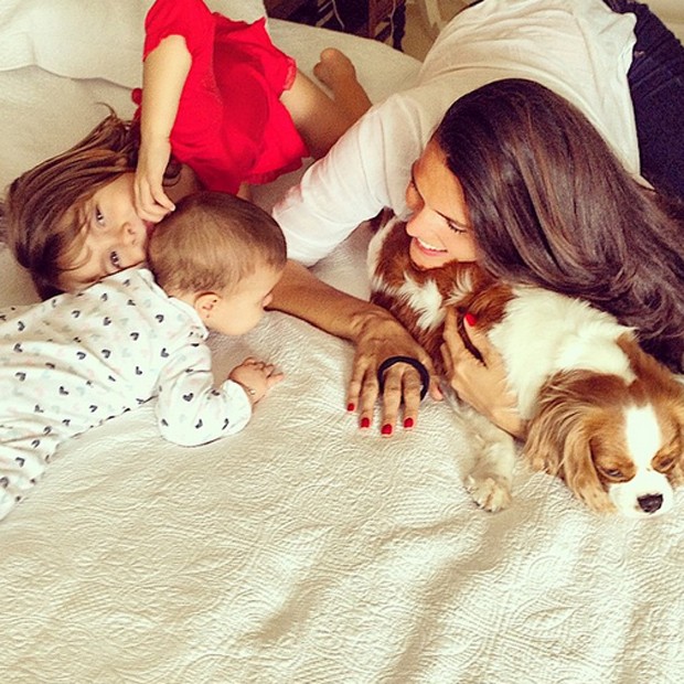 Daniella Sarahyba com as filhas e o cão da família (Foto: Reprodução / Instagram)