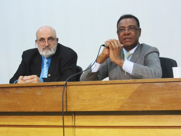O secretário de Saúde, João Batista de Sousa (ao microfone), ao lado do secretário-adjunto, José Rubens Iglésias (Foto: Raquel Morais/G1)