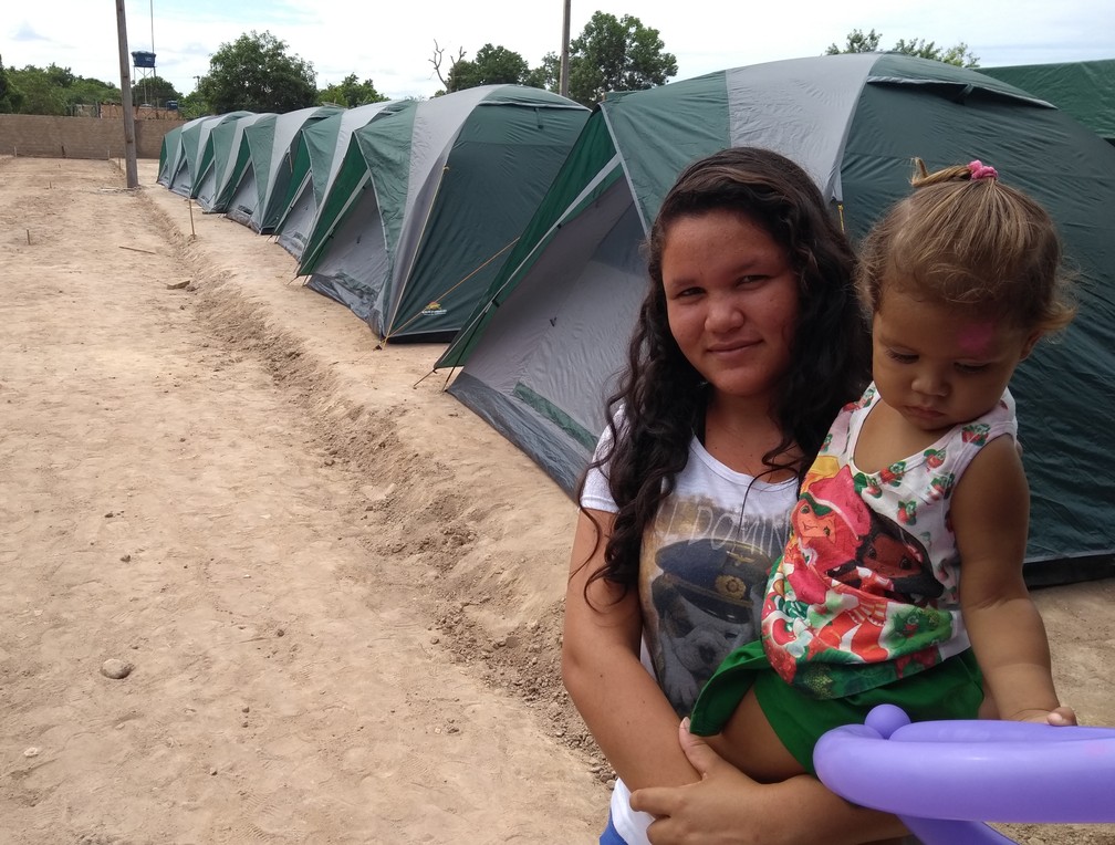 Uma das primeiras moradoras a chegar ao abrigo foi a venezuelana  Johaglis Gil, de 20 anos, junto com os filhos e o marido (Foto: Marcelo Marques/G1 RR)