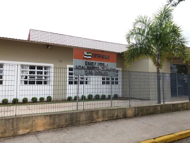 Fiscais acharam merenda no meio de alimentos da merenda escolar (Foto: Cláudio Nascimento/ TV TEM)