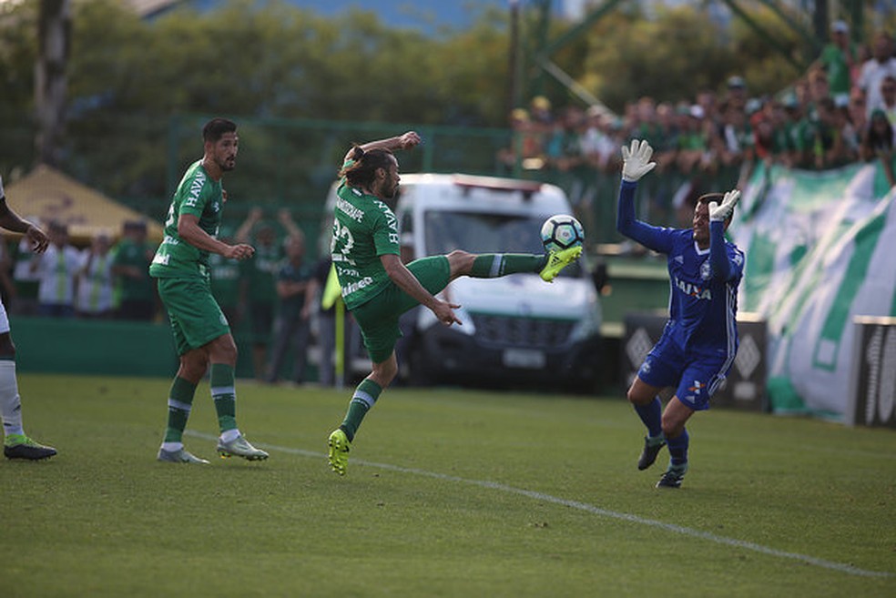 Apodi dá o passe para Túlio de Melo fazer o gol da vitória da Chape (Foto: Divulgação/Sirli Freitas/Chapecoense)