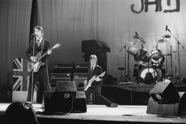Paul Weller, Bruce Foxton e Rick Buckler em show do The Jam no final dos anos 70 (Foto: Getty Images)