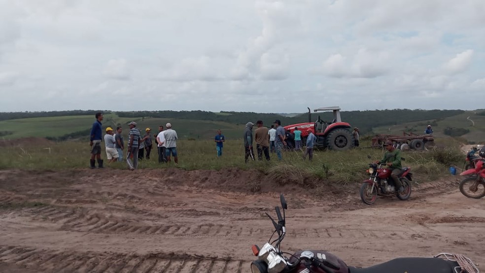 Trator foi uado para retirada de lavoura de moradores de engenho em Itambé, na Zona da Mata Norte de Pernambuco, segunbo CPT — Foto: Reprodução/WhatsApp