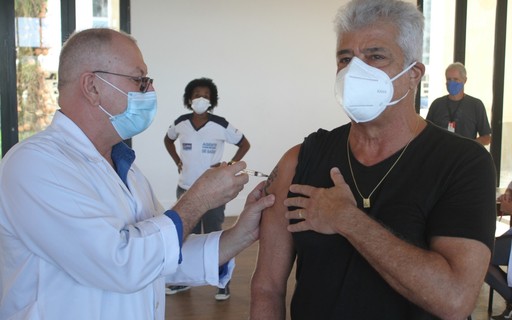 Lulu Santos toma segunda dose da vacina contra a Covid-19