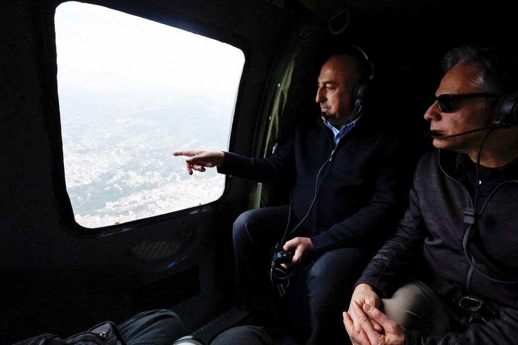 O ministro das Relações Exteriores da Turquia, Mevlut Cavusoglu, e o secretário de Estado dos EUA, Antony Blinken, sobrevoam de helicóptero áreas atingidas pelo terremoto na Turquia, em 19 de fevereiro de 2023 — Foto: REUTERS/Clodagh Kilcoyne