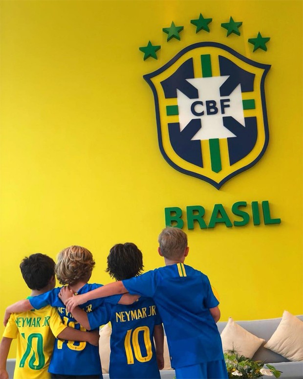 David Lucca, filho de Neymar, com amiguinhos na Granja Comary (Foto: Reprodução/Instagram)
