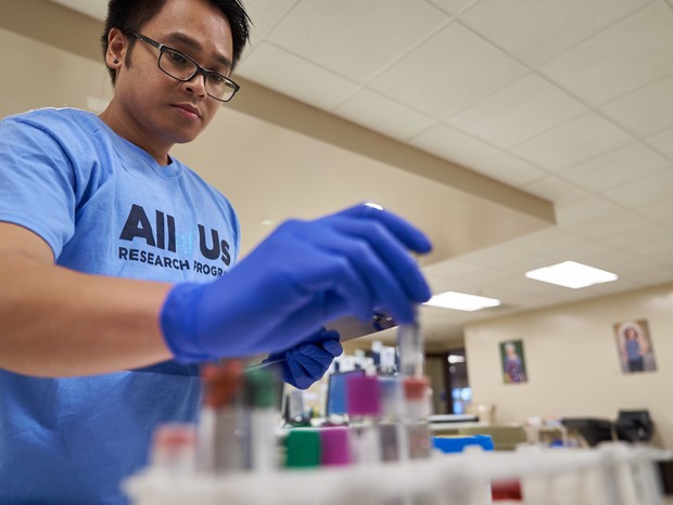 Um membro da equipe de pesquisa manipula amostra de sangue de participantes em laboratório (Foto: NIH)