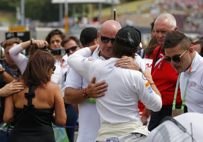 Pai de Jules Bianchi recebe carinho dos pilotos antes da largada do GP da Hungria, neste domingo (Foto: Reuters)