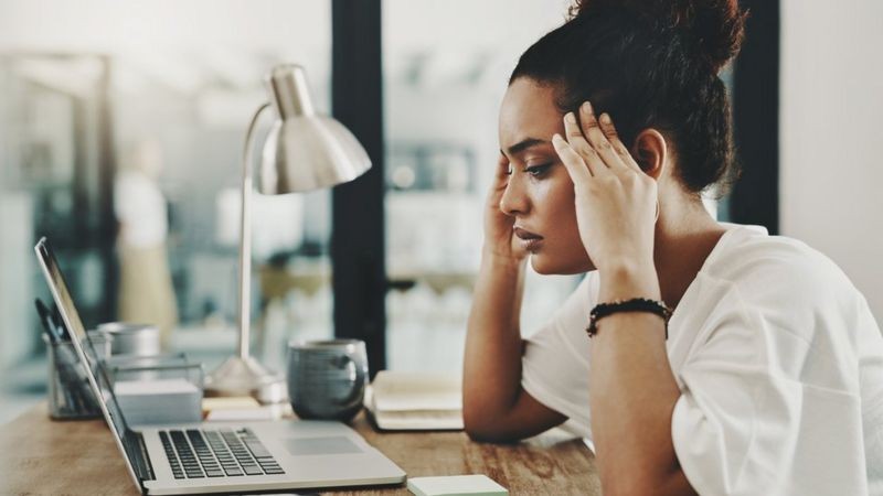 Para ser diagnosticado com síndrome de burnout, a pessoa tem que apresentar três características: exaustão, sentimento de negatividade em relação a um trabalho e eficácia reduzida (Foto: Getty Images via BBC)