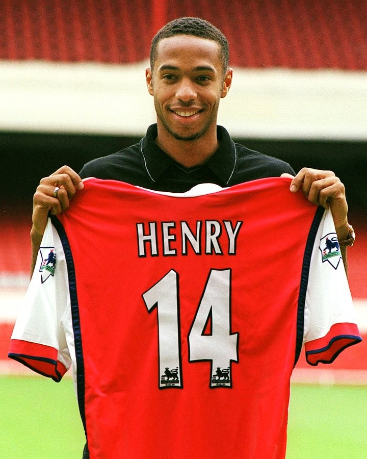 O francês Thierry Henry é outro jogador que usou a camisa 14 — Foto: Reprodução/Twitter/Arsenal
