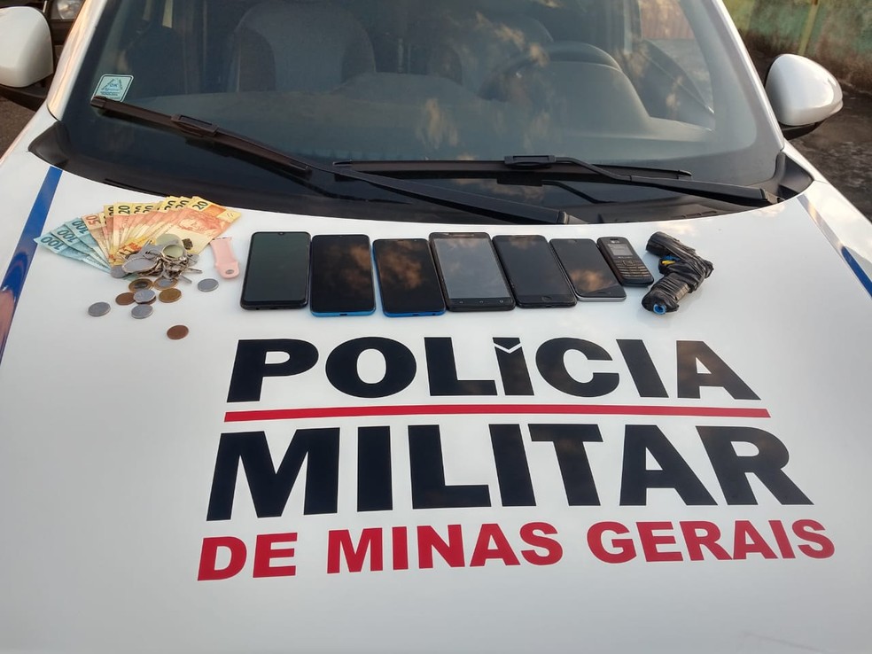 Material apreendido com o casal. &mdash; Foto: Pol&iacute;cia Militar/Divulga&ccedil;&atilde;o