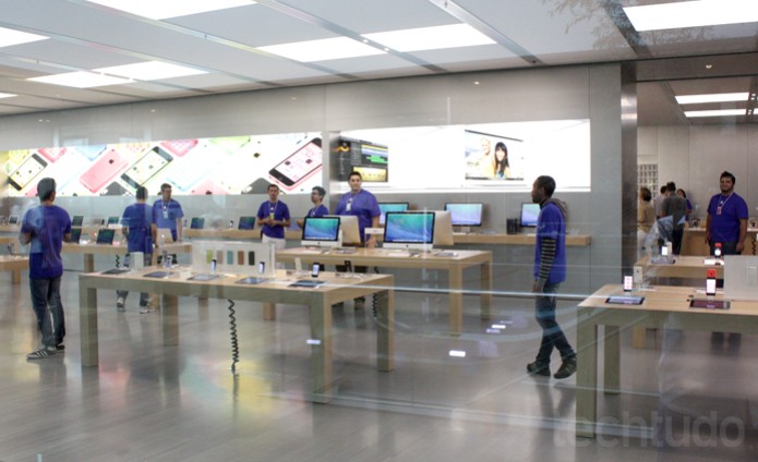 Funcionários da Apple Store (Foto: Allan Melo / TechTudo)