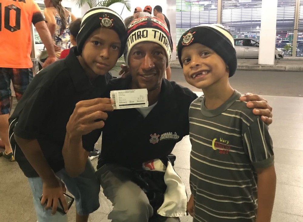 Torcedor que trocou casamento pelo Corinthians reencontra time na Bahia