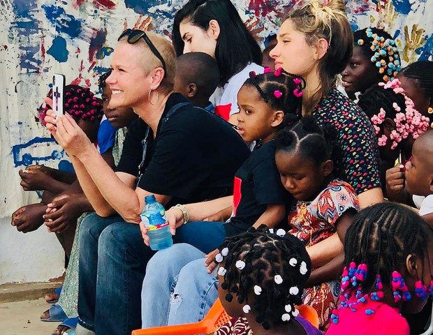 Xuxa e Sasha visitam comunidade na Angola (Foto: Reprodução/Instagram)