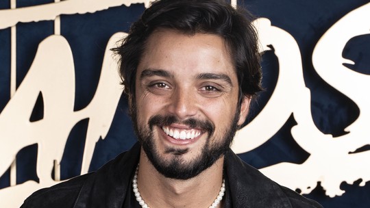 Rodrigo Simas é convidado para estrelar filme com Thati Lopes