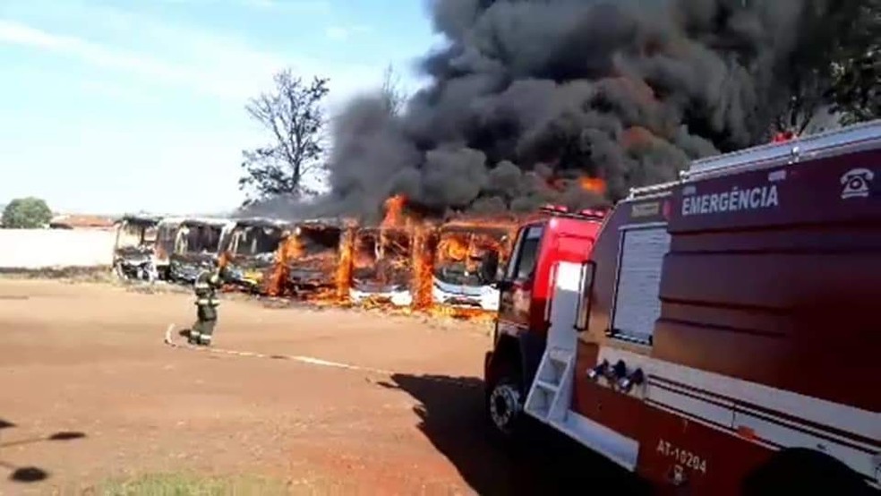  Sete ônibus do transporte de Santa Cruz do Rio Pardo pegam fogo na garagem — Foto: Arquivo pessoal
