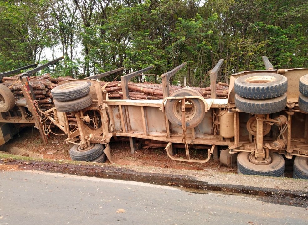 Caminhão carregado com toras de madeira bate na traseira de outro veículo e tomba em Itapeva — Foto: Arquivo Pessoal