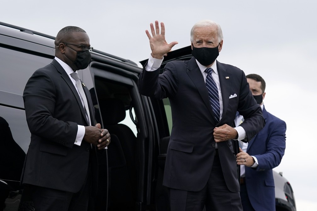 Joe Biden sai de um veículo antes de embarcar em avião no Aeroporto Internacional Newark Liberty, em Newark. Biden está a caminho do Memorial Nacional do Voo 93 em Shanksville, Pensilvânia — Foto: Patrick Semansky/AP