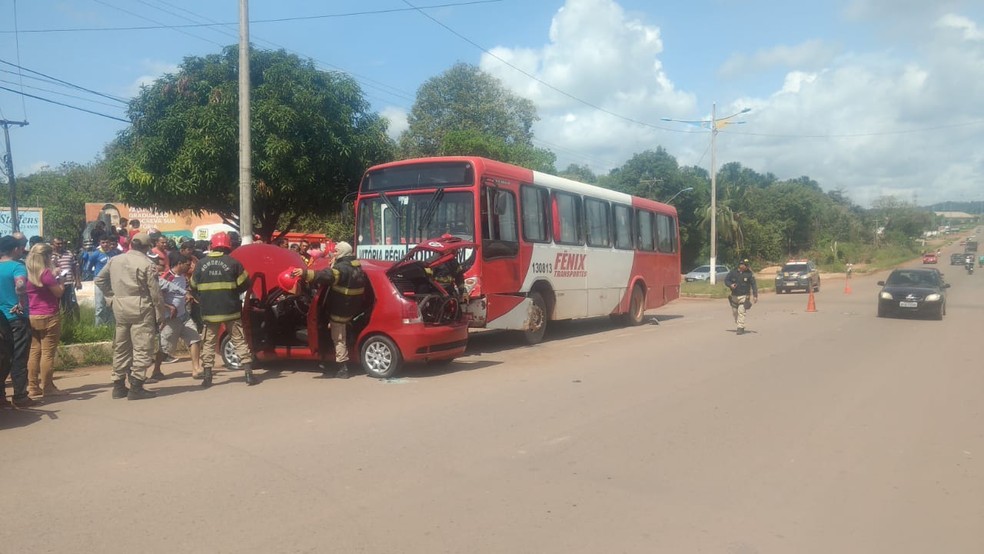 Acidente deixou o trânsito lento na BR-163, em Santarém (Foto: PRF/Divulgação)