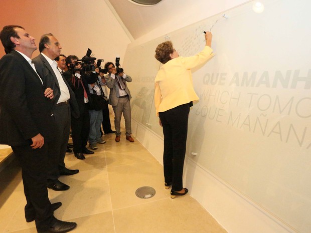 Dilma deixa recado em quadro no Museu do Amanhã (Foto: Beth Santos / Prefeitura do Rio)