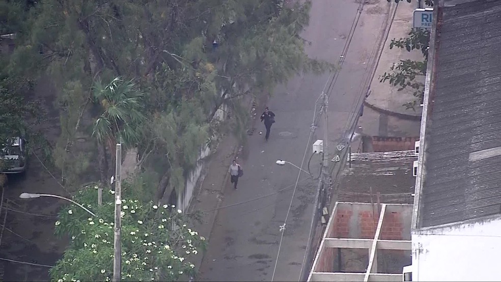 Moradores correm com medo de serem atingidos por disparos na comunidade da Mangueira, na Zona Norte do Rio — Foto: Reprodução/ TV Globo