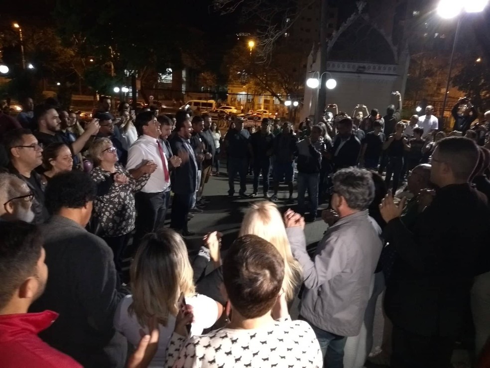 Pessoas se reuniram para rezar na frente da Santa Casa de Misericórdia em Juiz de Fora, onde Jair Bolsonaro foi operado após ataque em Juiz de Fora  — Foto: Fellype Alberto/G1