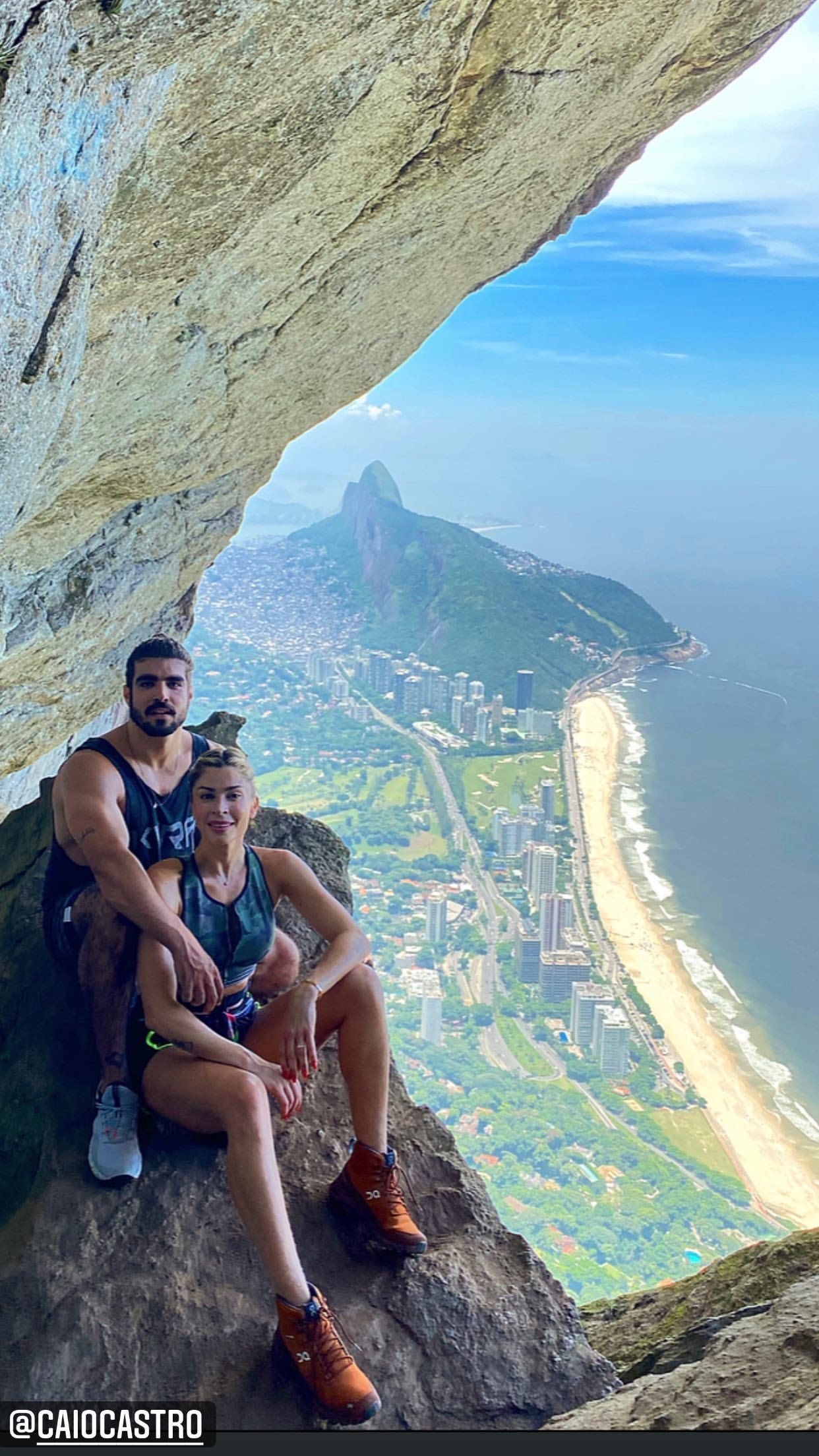 Grazi Massafera e Caio Castro fazem trilha no Rio (Foto: Reprodução/Instagram)