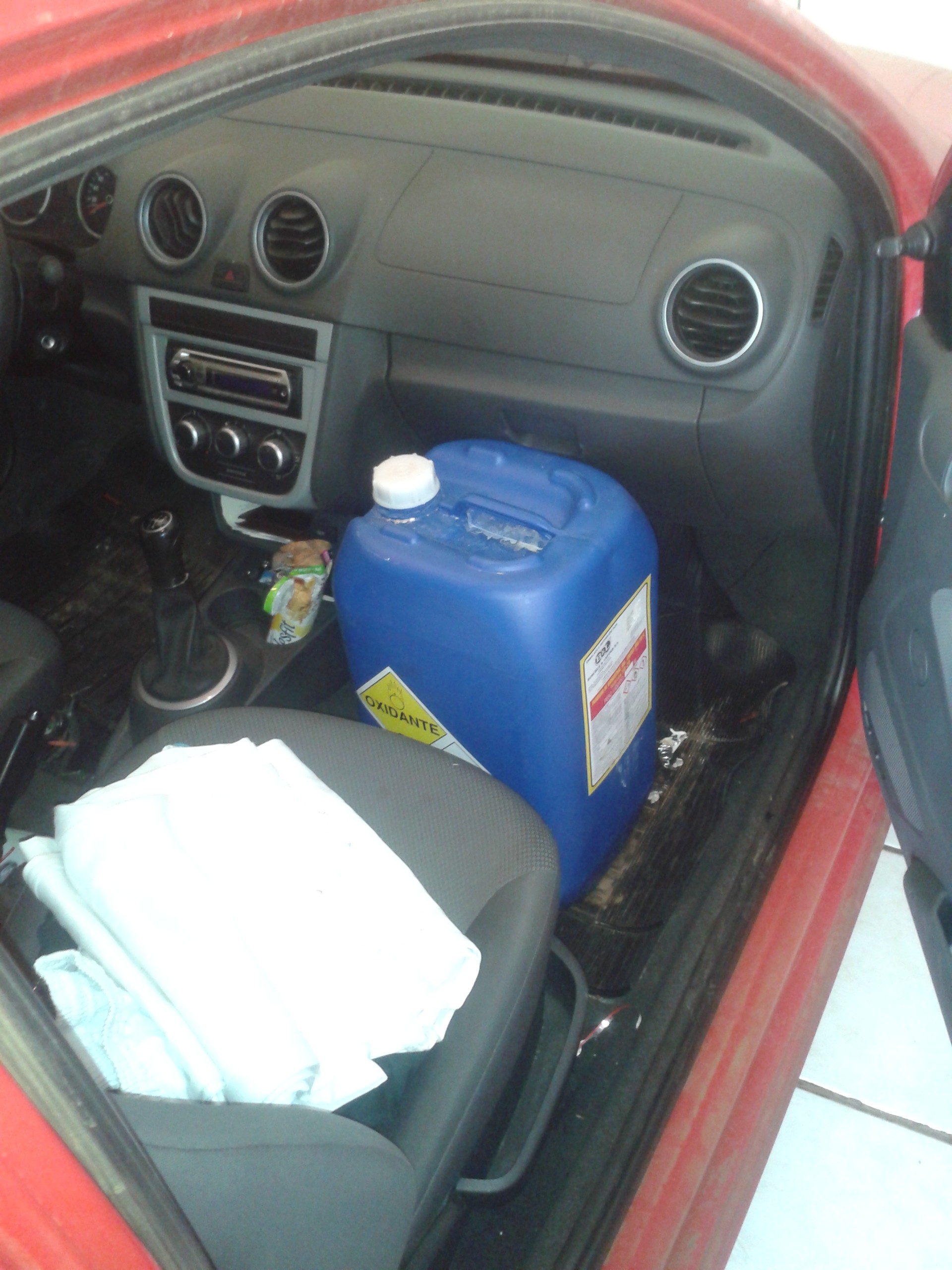 Material quimico foi encontrado em carro de transportadores (Foto: Gaeco/Divulgação)