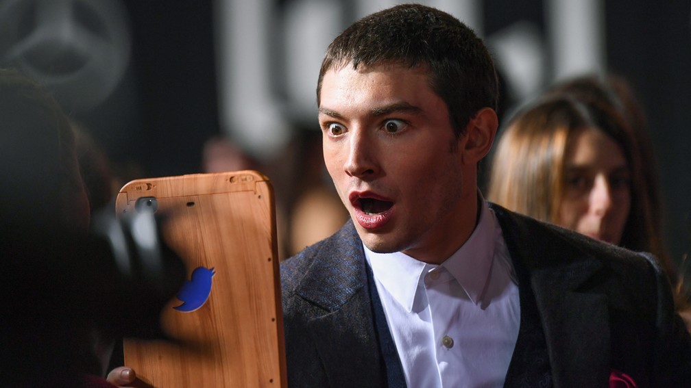 Ezra Miller, o The Flash dos cinemas, na pré-estreia de 'Liga da Justiça' (Foto: Robyn Beck/AFP)