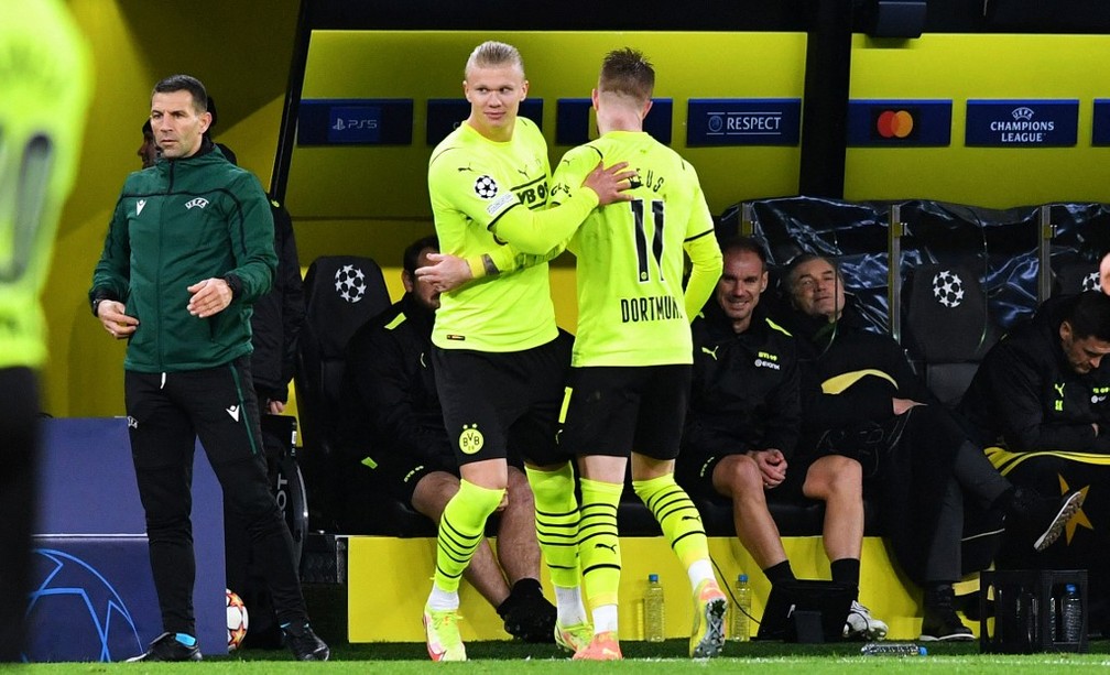 Haaland saiu do banco para substituir Marco Reus em Borussia Dortmund x Besiktas — Foto: AFP
